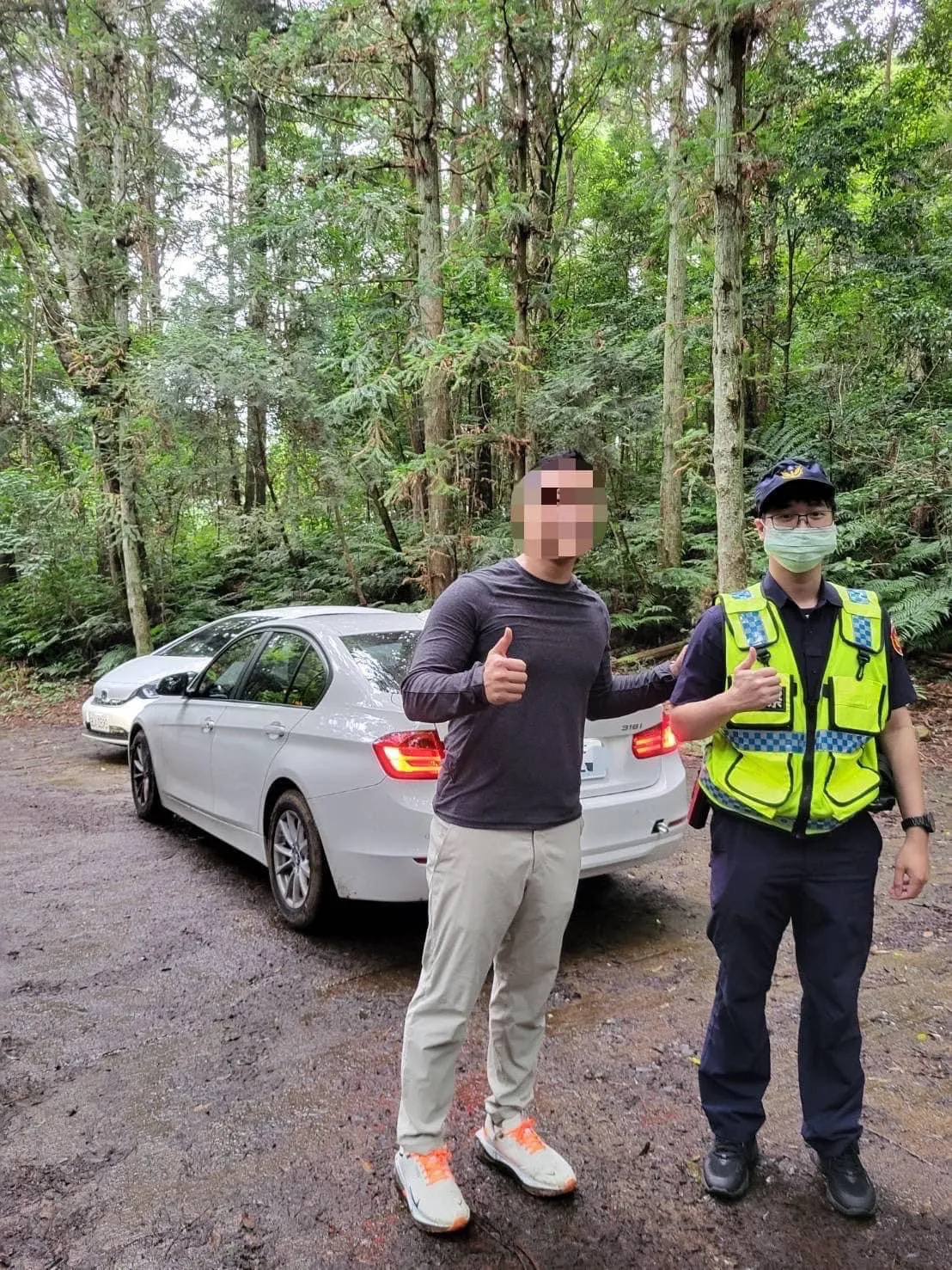 登山客开车上山车轮陷入山沟动弹不得　暖警借吊索助脱困