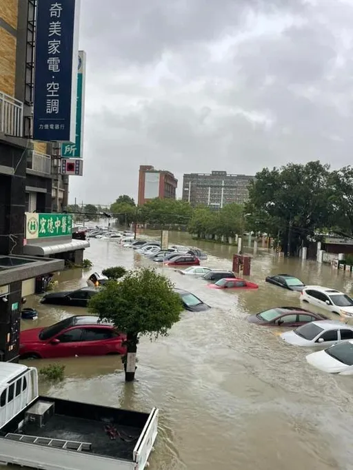 台南盐水半夜灌大水深达1楼高　车都灭顶了！警消、国军助撤离水仍未退