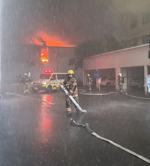 正港「水裡來火裡去」！台南永康工廠火警　消防員救完淹水民眾再趕滅火