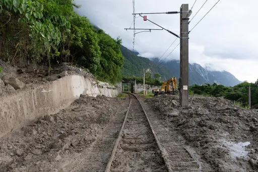 台鐵恢復雙線通車！花蓮土石流影響鐵公路　台9線今可搶通