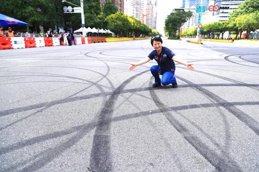 台中F1赛车展演6万人嗨爆　「烧胎印记」保留3天供车迷朝圣