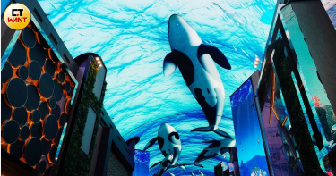 迎仕柏度假城最具人氣的打卡點便是位於2樓、每半小時播放的「極光道」燈光秀，鯨魚游過天幕的壯觀畫面讓遊客為之驚歎。（圖／記者魏妤靜攝）