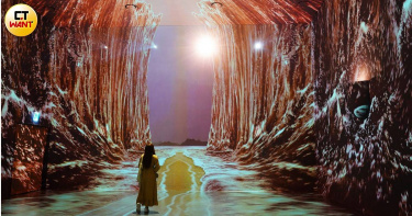 宛如摩西分紅海場景的「Parallel Universe」展間，是以無邊無際、神秘的平行宇宙為靈感。（圖／記者魏妤靜攝）