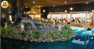 綠洲美食街的用餐區設計以水道環繞「世界樹」，也是很好拍攝的打卡點。（圖／記者魏妤靜攝）
