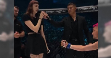 一名來自捷克的MMA男選手盧卡斯（Lukas Bukovaz）日前輸了比賽後，再擂台上向女友求婚又被拒絕，場面相當尷尬。（圖／Twitter／@ParryPunchNews）