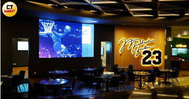 以麥可喬丹球衣背號命名的MJ23運動燒烤酒吧，在店內大螢幕上會播放喬丹過往打籃球的經典畫面。（圖／記者魏妤靜攝）