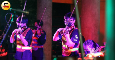 「親愛愛樂」弦樂團近期在北部各地公園和廟口行腳演出，成員專注投入的神情與精湛演出，帶給當地民眾夜晚快樂的氣氛。（圖／劉耿豪攝）