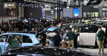 中國各車廠陸續推出「甜甜價」電動車，不過無法引進台灣（圖／新華社）。