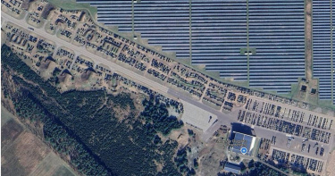 特斯拉德國超級工廠附近的前軍用機場，幾乎停滿待售的各式特斯拉。（圖／翻攝自GoogleMaps）