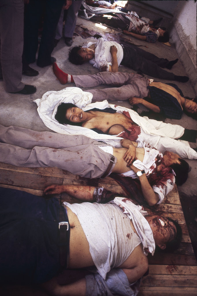 水利医院的停尸房。这些人都是被子弹击中身亡，照片摄于死者去世后不久。