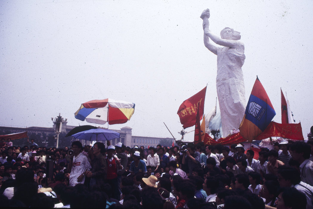 5月底，学生在天安门广场刚刚搭建好民主女神像。