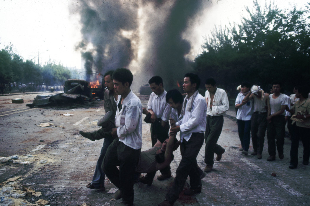 5月，在西长安街上，前期进城的戒严部队与市民发生冲突，这些是受伤的便衣军人。
