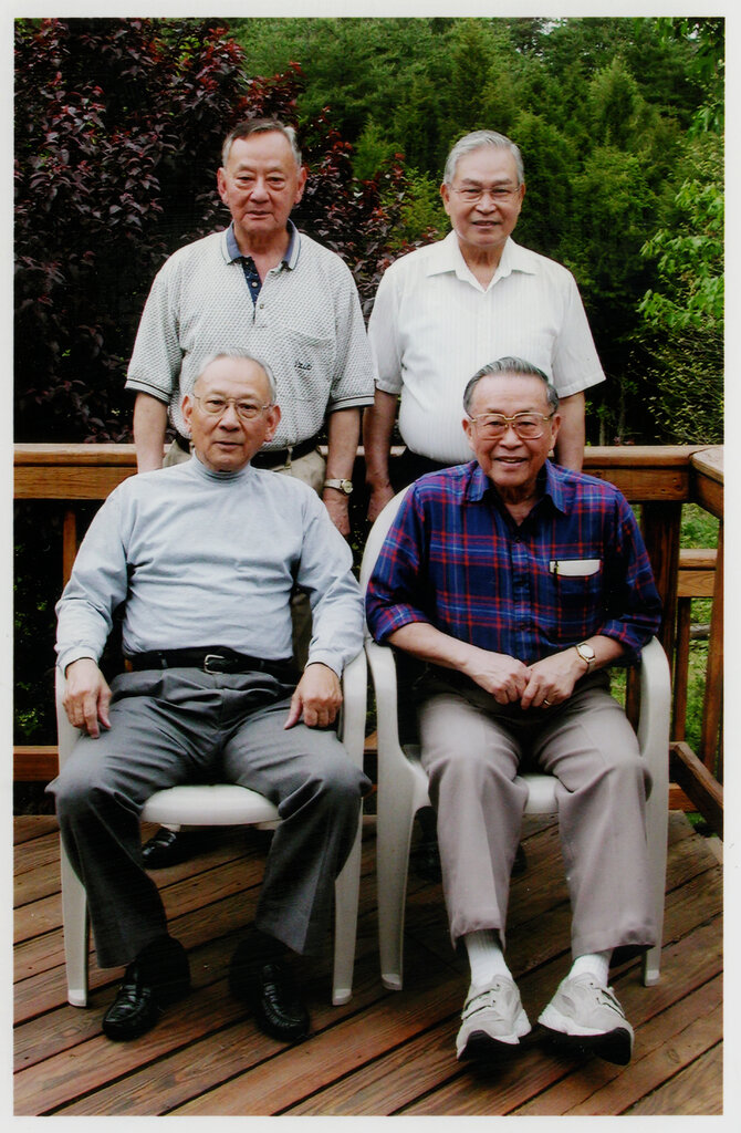 2008年，我的父親（左上）站在他的哥哥山姆（左下）後面，旁邊是他們的表兄弟。四個人都是在兩次世界大戰期間的中國長大的。