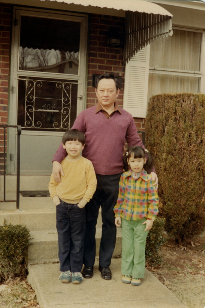 1980年，我父親與我和我的姐妹。