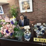 鴻安法律事務所所長吳于安辦公桌擺滿祝賀花籃。(記者張欽攝影)
