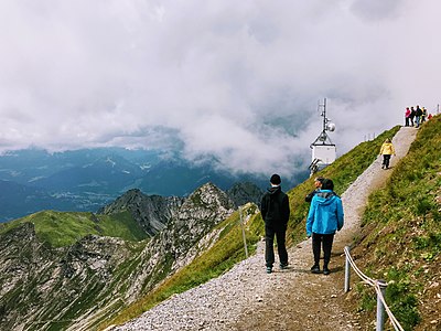 Trail on the Nebelhorn, a view to the rocky peak "Hoorn am Nebelhorn" (Vorgipfel).