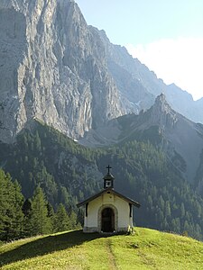 Kapelle an der Hallerangeralm, little mountain Great Gschnierkopf