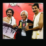 Mr Nick Ut with Anil Gurukkal and Sunil Gurukkal at CVN Kalari Nadakav Calicut.jpg