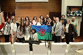 Mayer recibe la bandera gitana en el Día de las gitanas y gitanos de Madrid 06.jpg