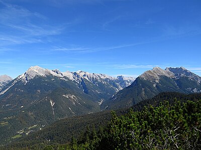 unteres Hinterautal zwischen Hauptkette und Gleirsch-Halltal-Kette mit Barthgrat von den Jägerkarspitzen zum Katzenkopf (rechts das Gleirschtal)