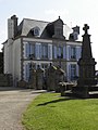 Plounéour-Trez : la mairie et le Monument aux morts.