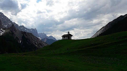 Gschnierkopf oberhalb des Hinterautals mit Kapelle auf einer Anhöhe im Tal