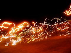 Fotografía nocturna de la luz en un vehículo en movimiento