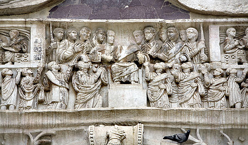 Dettaglio del fregio costantiniano raffigurante l'imperatore in tribuna Detail of the Constantinian freize depicting the emperor on a tribune