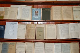 Rayonnages des livres des "compagnons de Vavilov victimes de la répression"