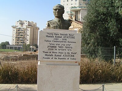 Türk Askerleri Anıtı'nın yanındaki Mustafa Kemal Atatürk büstü (Beerşeba, İsrail)