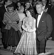 Natalie Wood and Tab Hunter arriving at the 28th Academy Awards 1956 cropped.jpg