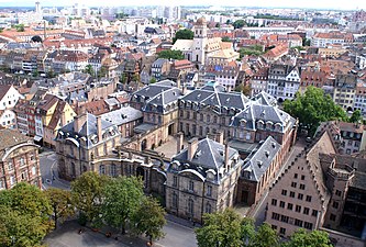 Français : Vue de la Cathédrale sur le Palais Rohan, vers l'Esplanade