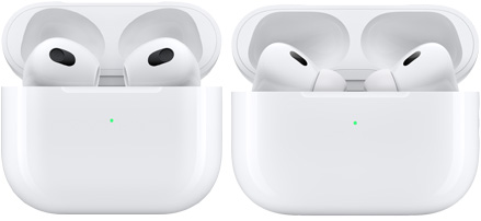 AirPods a AirPods Pro s otevřenými víčky pouzder