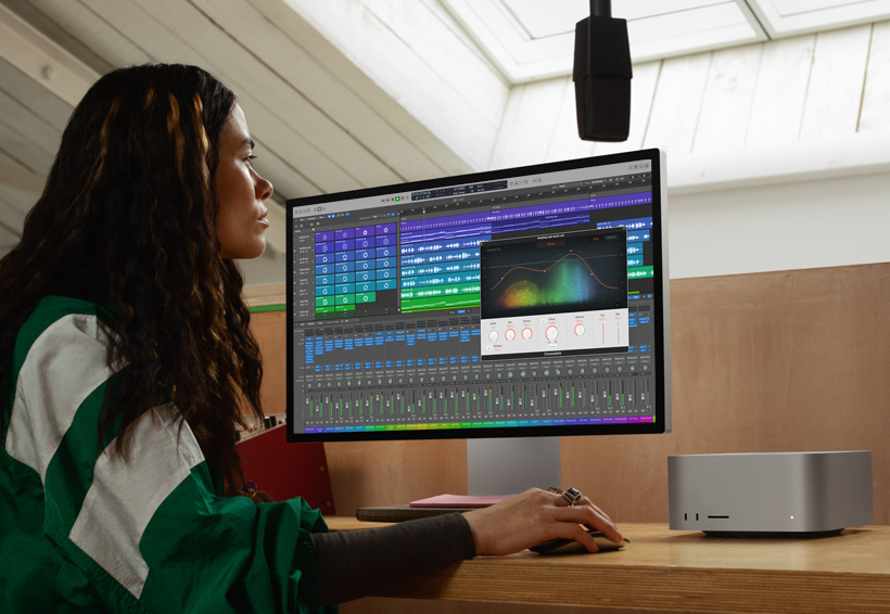 Ingénieure du son travaillant avec un Mac Studio et un Studio Display