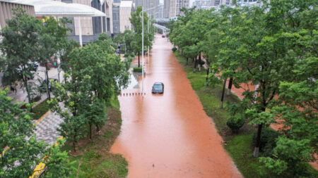 Almeno 60 morti nelle inondazioni in Cina, si prevede che le piogge continueranno ad essere intense
