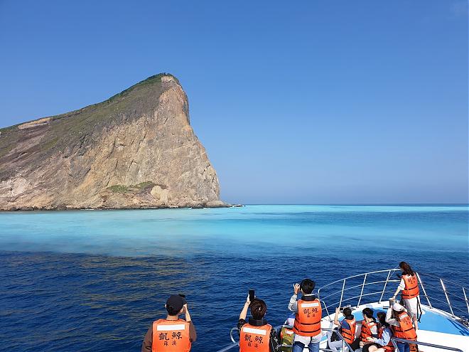 宜蘭龜山島賞鯨船票輕鬆訂｜海上繞島賞景二合一