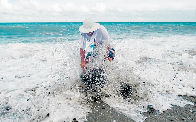 花蓮靜浦部落半日漁獵生活，划膠筏、八卦網捕魚、浪花蟹