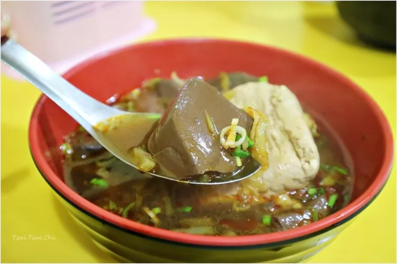 [台北大安]寧府麻辣鴨血豆腐|滑嫩鴨血香辣夠味，還可加王子麵、冬粉、金針菇或蔬菜！