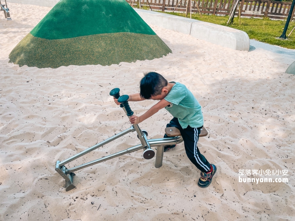 芎林公四水霧公園親子共融遊戲區，旁邊有很美星巴克!!