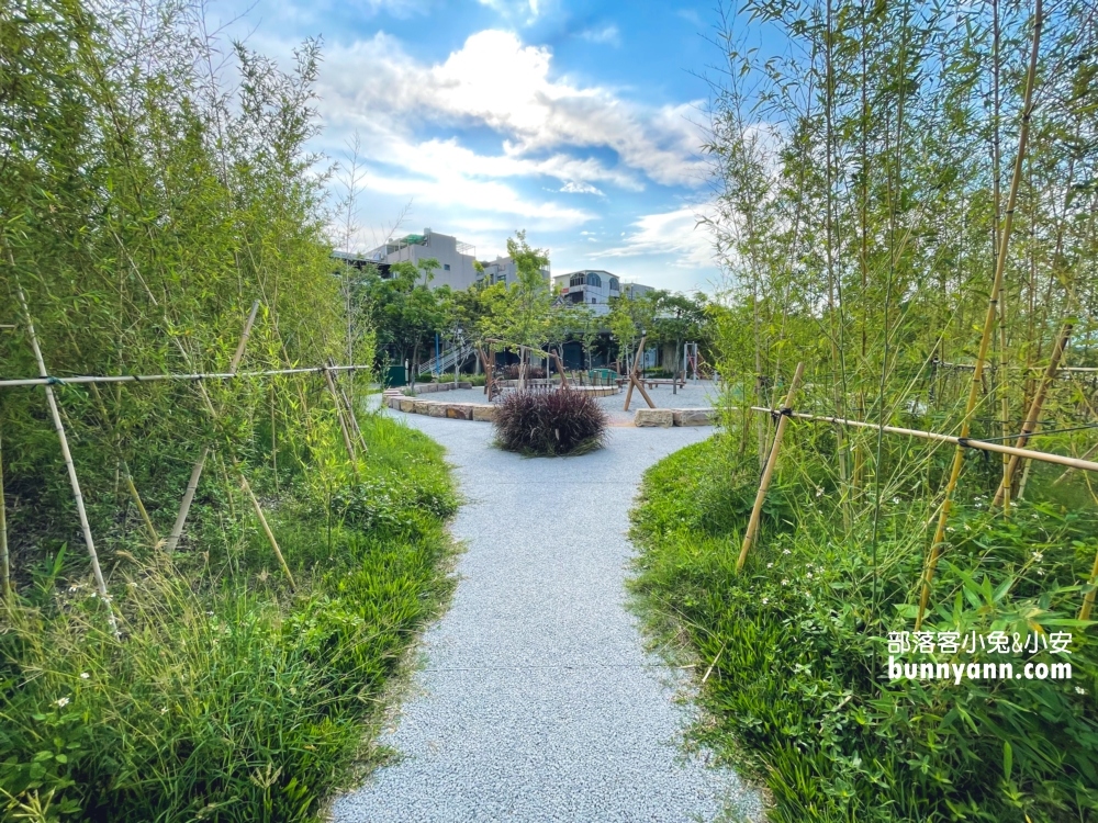 芎林公四水霧公園親子共融遊戲區，旁邊有很美星巴克!!