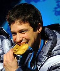 Steve Mesler mit der Goldmedaille im Viererbob bei den Olympischen Winterspielen 2010 in Vancouver