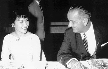 Madame Nhu junt amb el vicepresident estatunidenc Lyndon Johnson, 1961