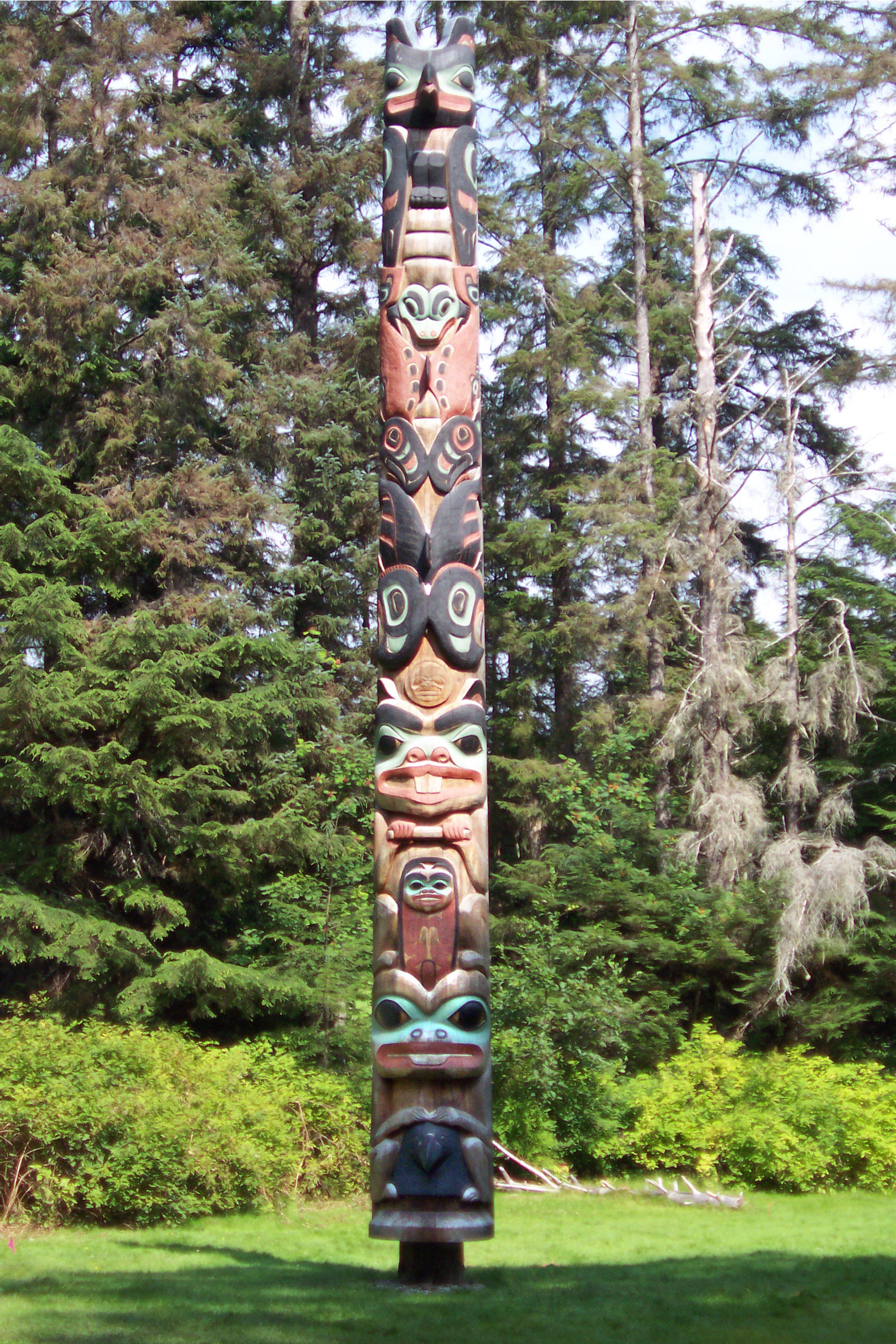 Le poteau Tlingit Ḵ'alyaan, érigé à l'emplacement du fort Shís'gi Noow dans le Parc National Historique de Sitka afin de commémorer les morts de cette bataille.