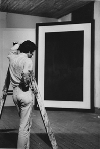 Том Гормли. Ронни Лэндфилд перед картиной Border Painting 8, 1966 (Нью-Йорк. Июль 1966 года)