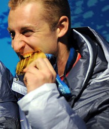 Curtis Tomasevicz bei der Medaillenvergabe der Olympischen Winterspiele 2010 in Vancouver