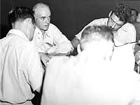 Photo en noir et blanc de Charles B. McVay III lors de son audition après le naufrage.