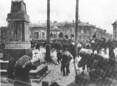 Construción de barricadas en Petrograd durante a ofensiva branca de 1919