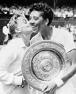 Hardová (vlevo) blahopřeje Gibsonové k vítězství ve Wimbledonu 1957