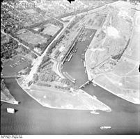 Luftaufnahme des Rheinpreußenhafens 1953 mit Brückenpfeilern noch ohne den Überbau der Friedrich-Ebert-Brücke unten links