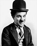 Den verdensberømte komikeren Charlie Chaplin (1889-1977) bar smal, svart «tannbørstebart» i sine filmer. Den ble, sammen med bowlerhatten, et visuelt varemerke for hans landstrykerfigur.